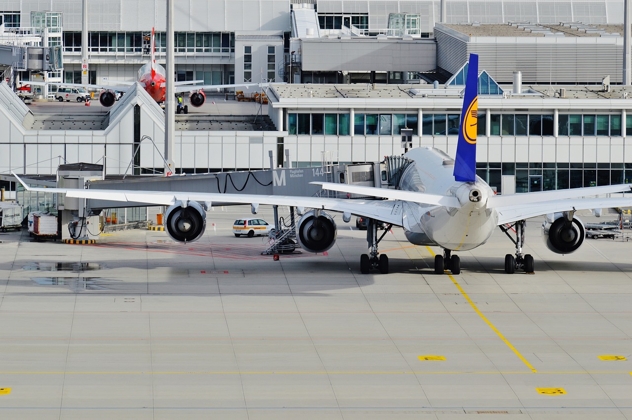C919首次身披国旗，中国航空工业的辉煌篇章