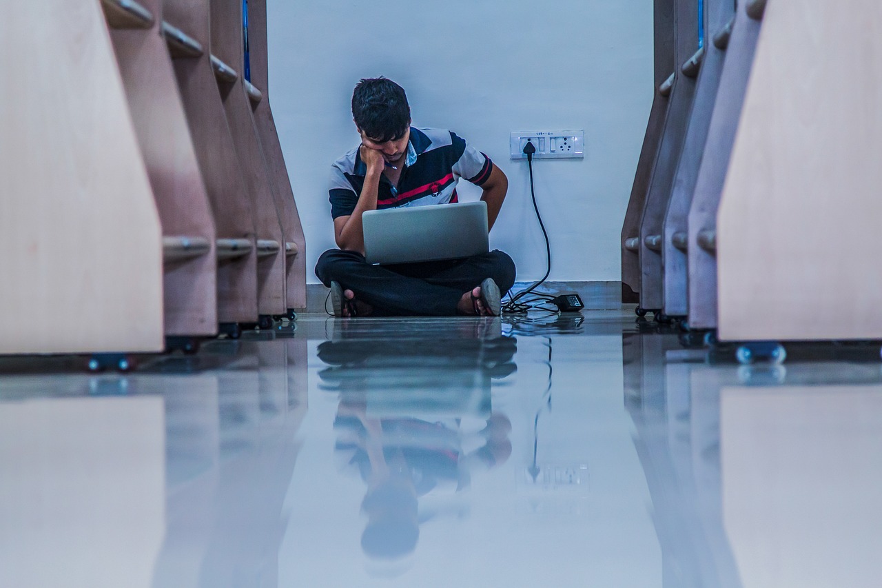 学生被迫到操场就餐，困境与反思